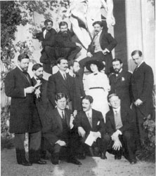 ヴィラ・メディチで仲間に囲まれるリリ